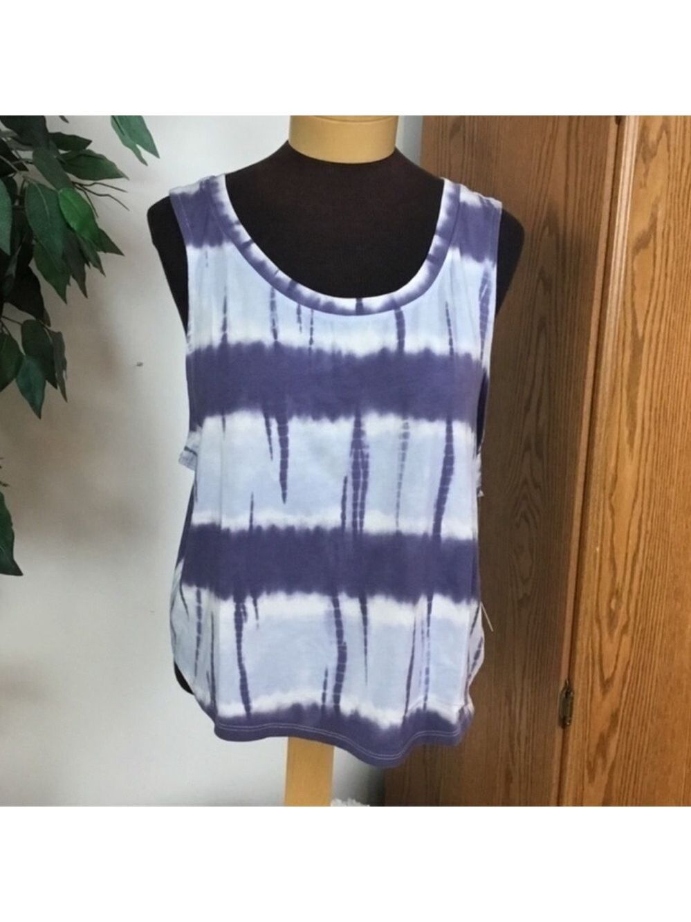 SO twist back muscle tank Woman’s Juniors size XL cropped rounded hem